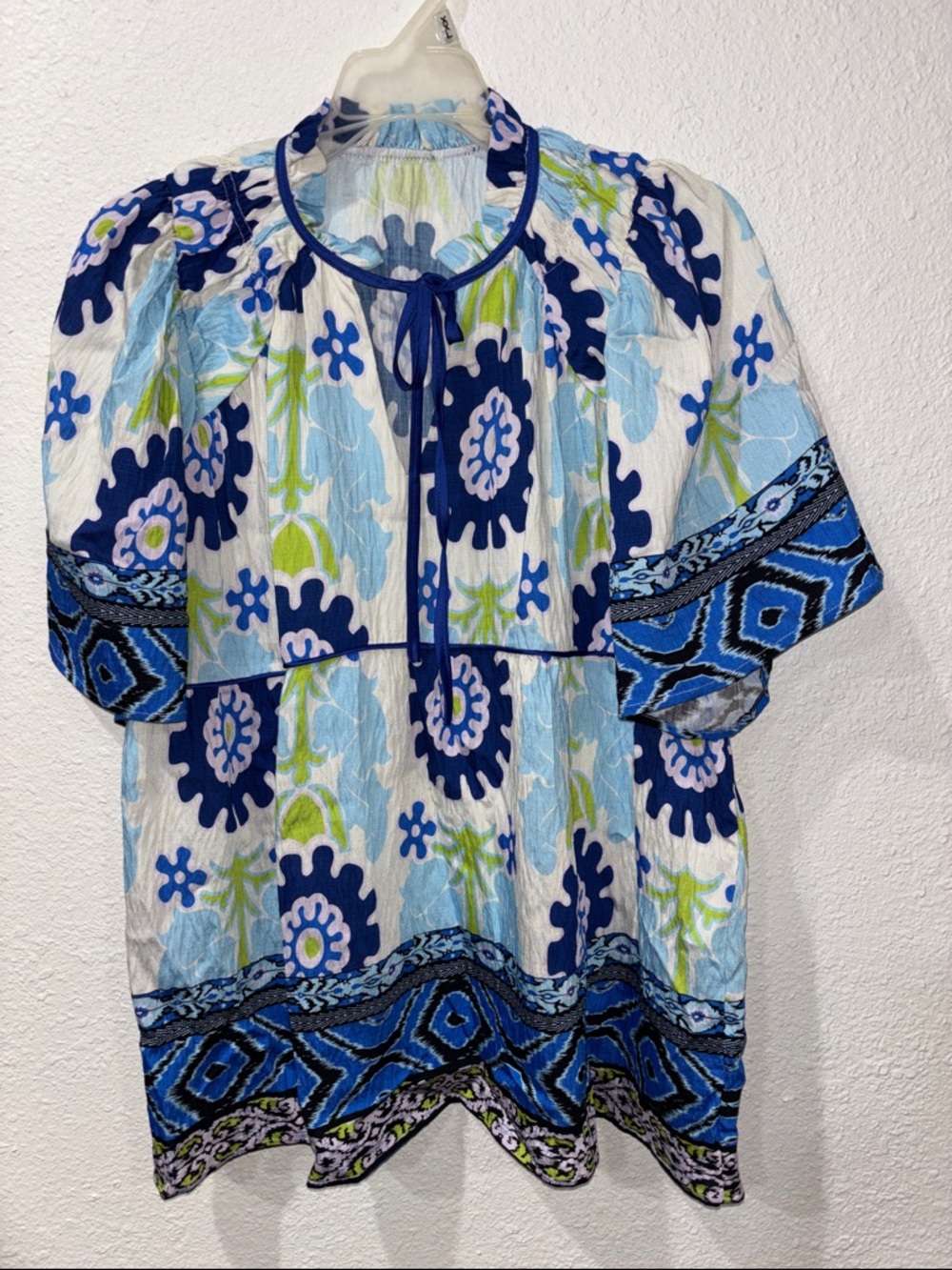 PRINTED TIE NECK TOP WITH SHIRRED SLEEVES AND PIPING DETAILS